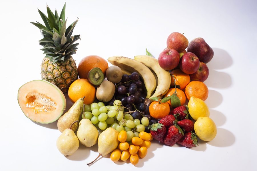 Große Auswahl an frischem Obst: Ananas, Melone, Weintrauben, Äpfel, Birnen und Beeren